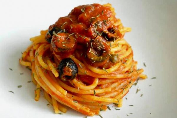 spaghetti olive e capperi